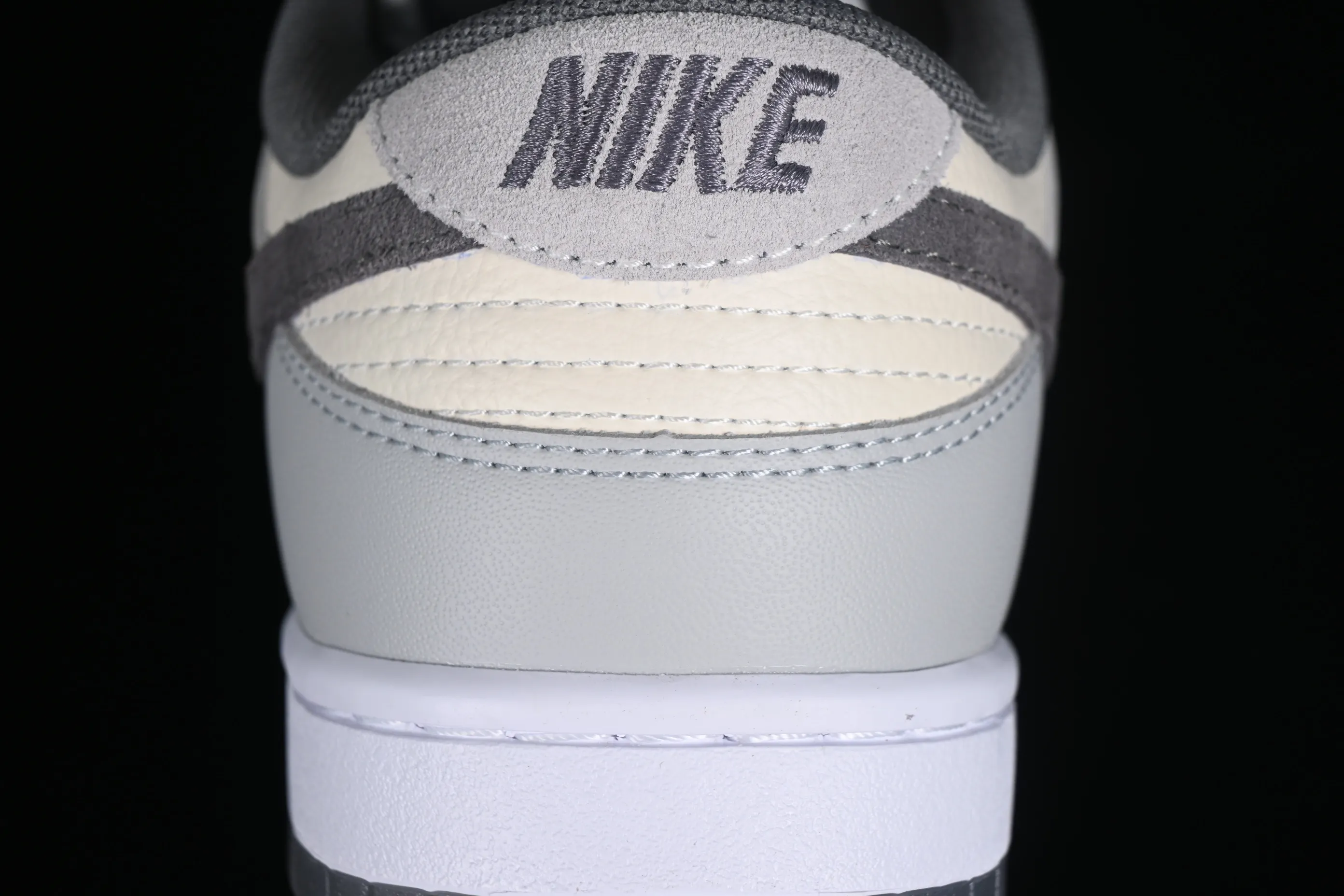 All Categories Nk SB Dunk Series Nk SB Dunk Low Low-top sneakers Nk Dunk Low "Light Carbon"​ Simple gray and white SB low-top casual sneakers FJ4188-100